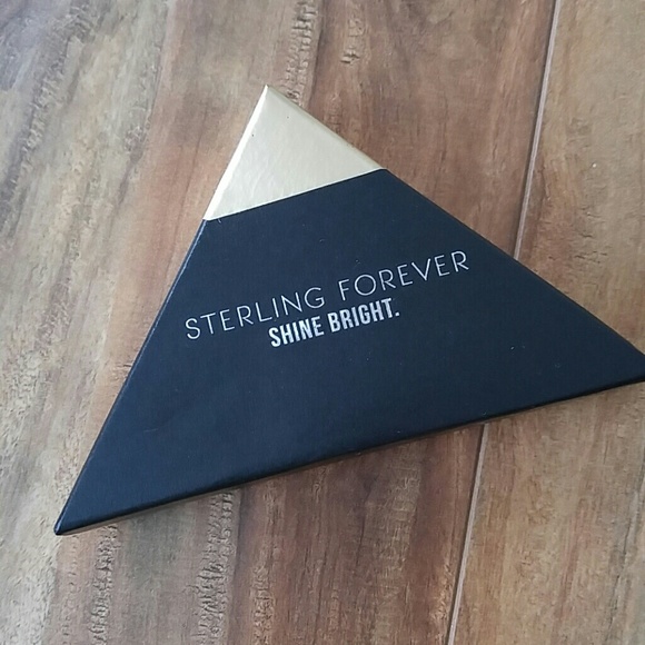 Gold continuous leaf choker necklace - Picture 3 of 4